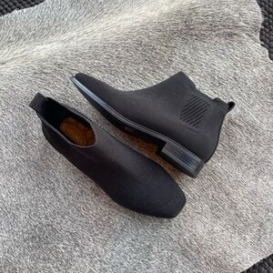 Vivaia RyanSleek Black Ankle Boots with Elastic Panels